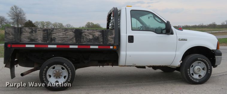 image for item HV9736 2006 Ford F250 Super Duty XL  flatbed pickup truck