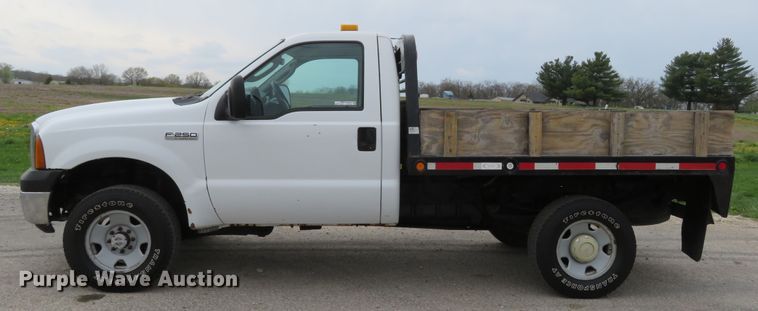 image for item HV9736 2006 Ford F250 Super Duty XL  flatbed pickup truck