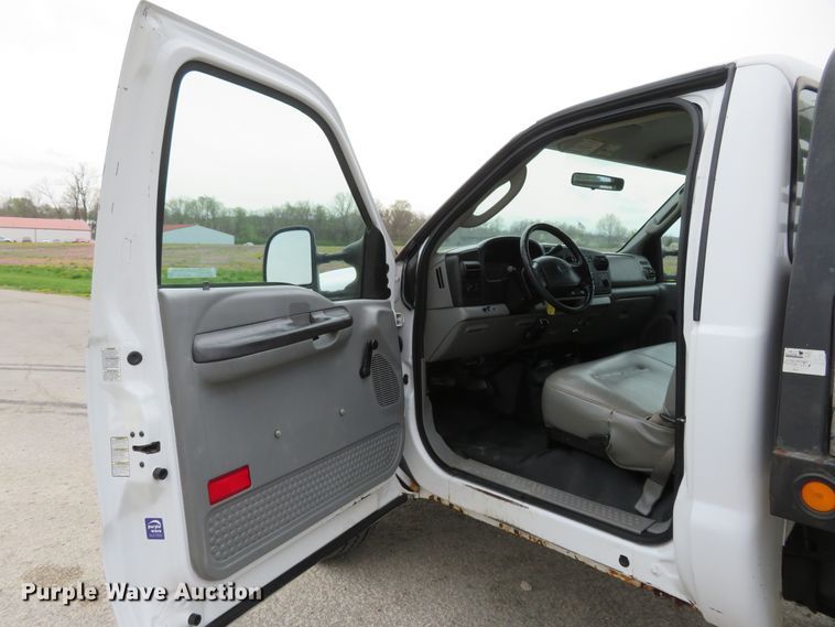 image for item HV9736 2006 Ford F250 Super Duty XL  flatbed pickup truck