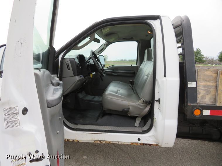 image for item HV9736 2006 Ford F250 Super Duty XL  flatbed pickup truck