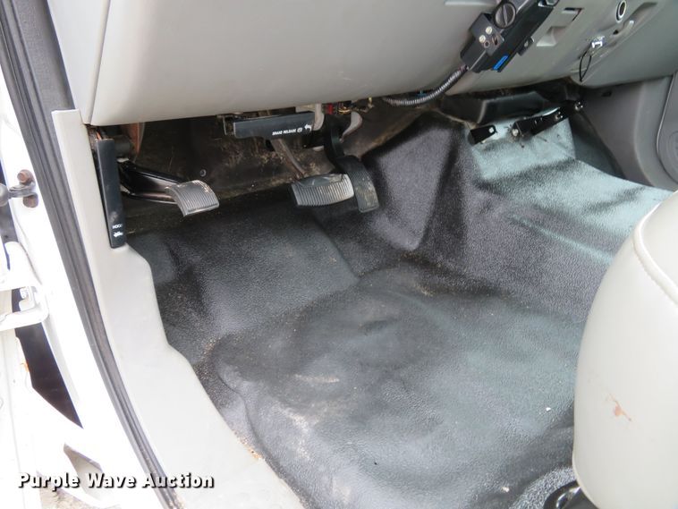 image for item HV9736 2006 Ford F250 Super Duty XL  flatbed pickup truck