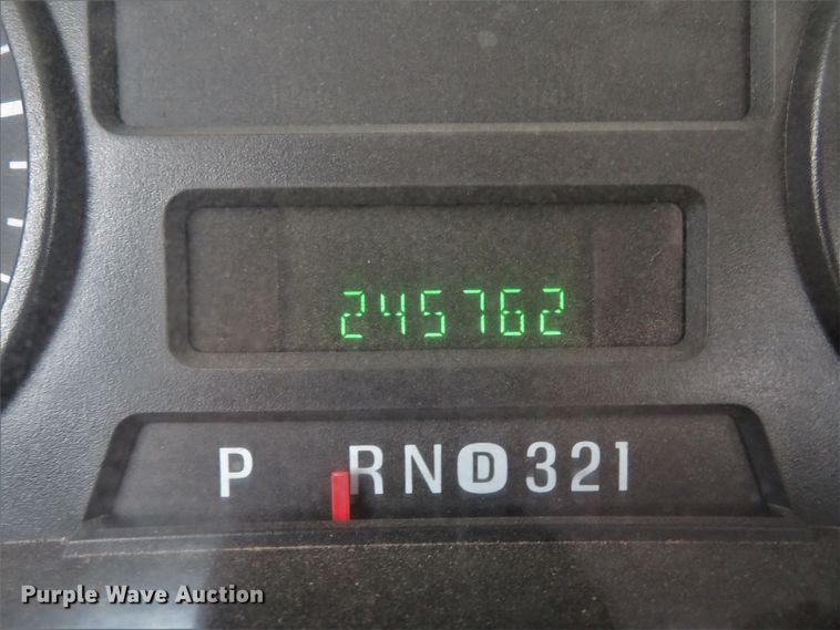 image for item HV9736 2006 Ford F250 Super Duty XL  flatbed pickup truck