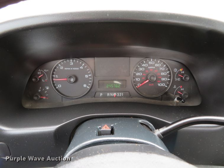 image for item HV9736 2006 Ford F250 Super Duty XL  flatbed pickup truck