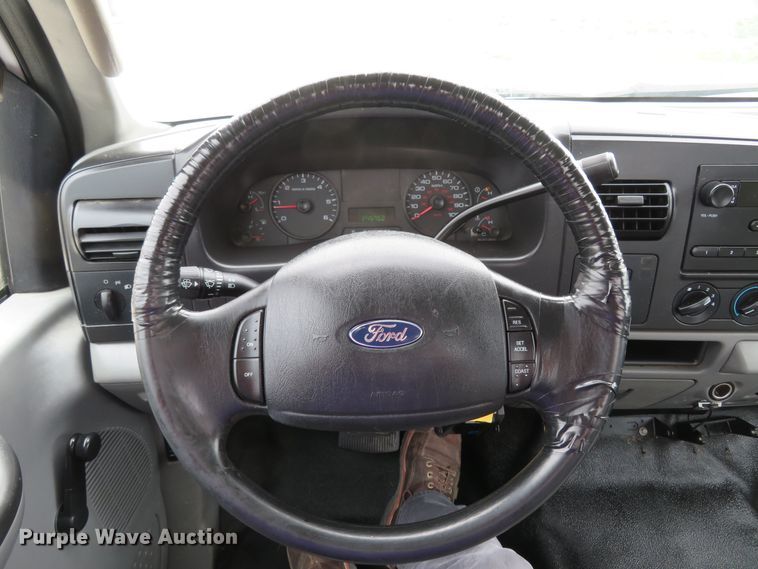 image for item HV9736 2006 Ford F250 Super Duty XL  flatbed pickup truck