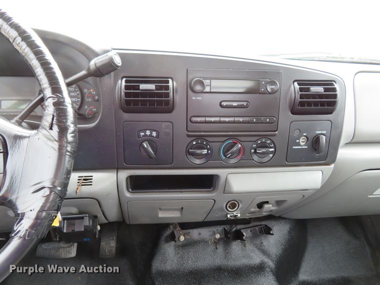 image for item HV9736 2006 Ford F250 Super Duty XL  flatbed pickup truck