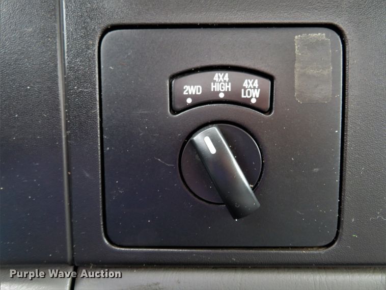 image for item HV9736 2006 Ford F250 Super Duty XL  flatbed pickup truck