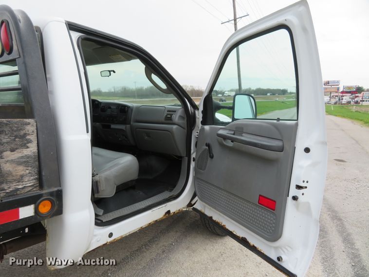 image for item HV9736 2006 Ford F250 Super Duty XL  flatbed pickup truck