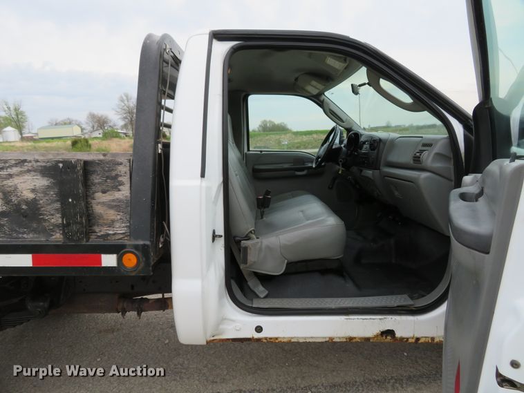 image for item HV9736 2006 Ford F250 Super Duty XL  flatbed pickup truck