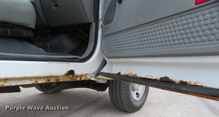 image for item HV9736 2006 Ford F250 Super Duty XL  flatbed pickup truck