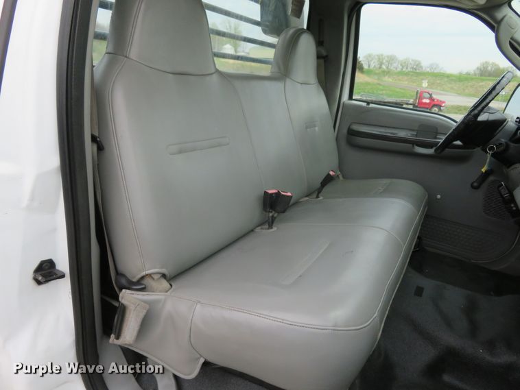 image for item HV9736 2006 Ford F250 Super Duty XL  flatbed pickup truck