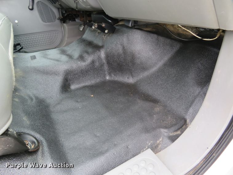 image for item HV9736 2006 Ford F250 Super Duty XL  flatbed pickup truck