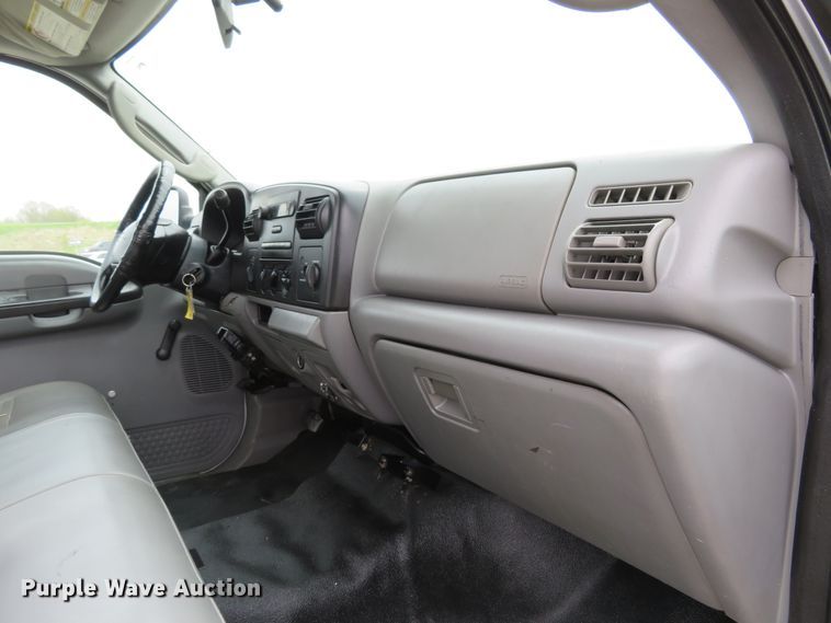 image for item HV9736 2006 Ford F250 Super Duty XL  flatbed pickup truck