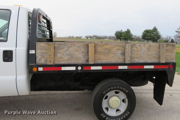 image for item HV9736 2006 Ford F250 Super Duty XL  flatbed pickup truck