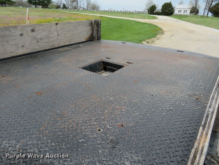 image for item HV9736 2006 Ford F250 Super Duty XL  flatbed pickup truck