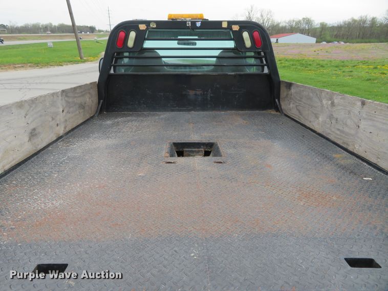 image for item HV9736 2006 Ford F250 Super Duty XL  flatbed pickup truck