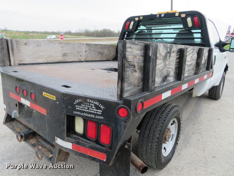 image for item HV9736 2006 Ford F250 Super Duty XL  flatbed pickup truck