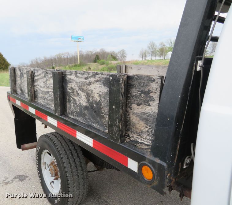 image for item HV9736 2006 Ford F250 Super Duty XL  flatbed pickup truck