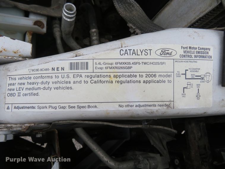 image for item HV9736 2006 Ford F250 Super Duty XL  flatbed pickup truck