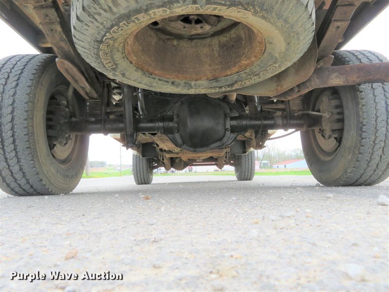 image for item HV9736 2006 Ford F250 Super Duty XL  flatbed pickup truck