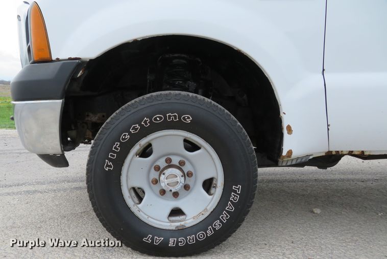 image for item HV9736 2006 Ford F250 Super Duty XL  flatbed pickup truck