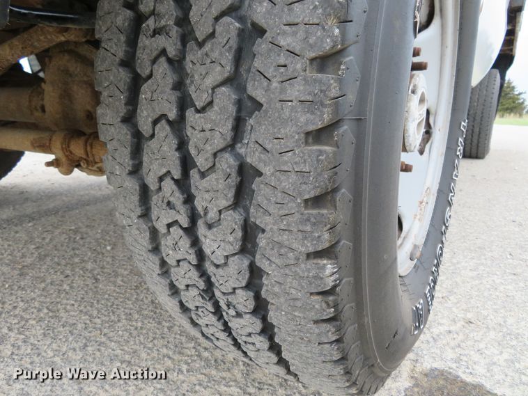 image for item HV9736 2006 Ford F250 Super Duty XL  flatbed pickup truck