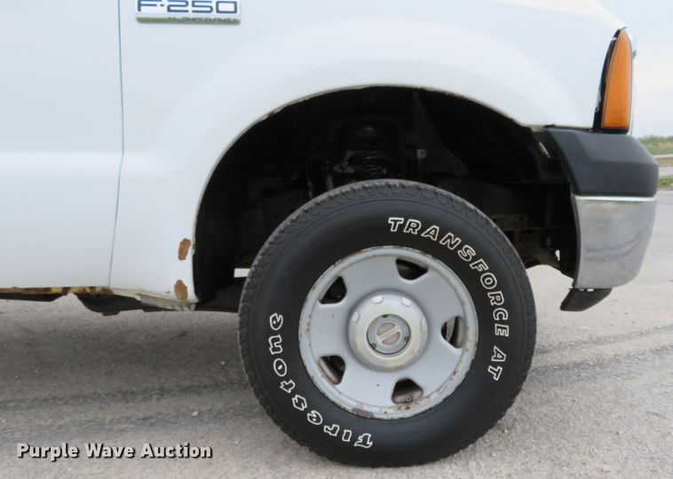 image for item HV9736 2006 Ford F250 Super Duty XL  flatbed pickup truck