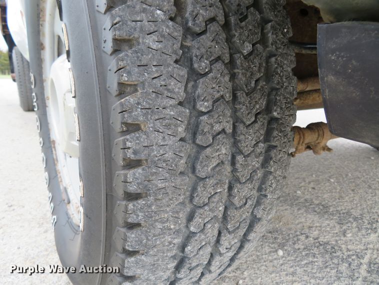 image for item HV9736 2006 Ford F250 Super Duty XL  flatbed pickup truck