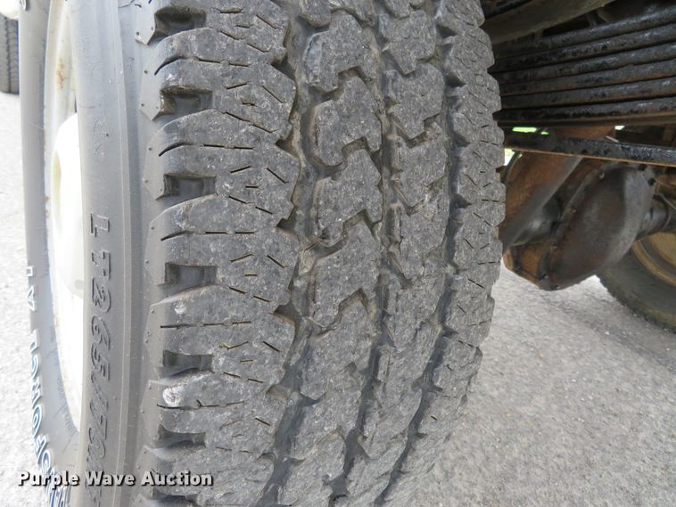 image for item HV9736 2006 Ford F250 Super Duty XL  flatbed pickup truck