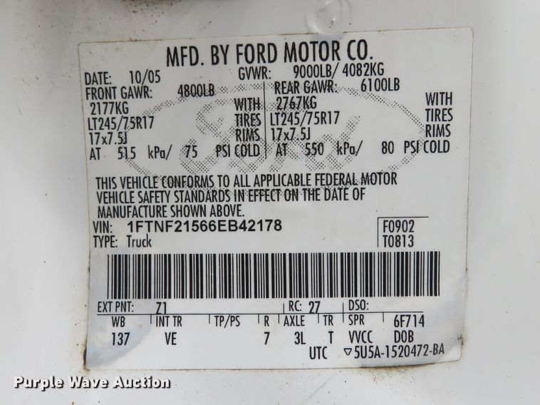 image for item HV9736 2006 Ford F250 Super Duty XL  flatbed pickup truck