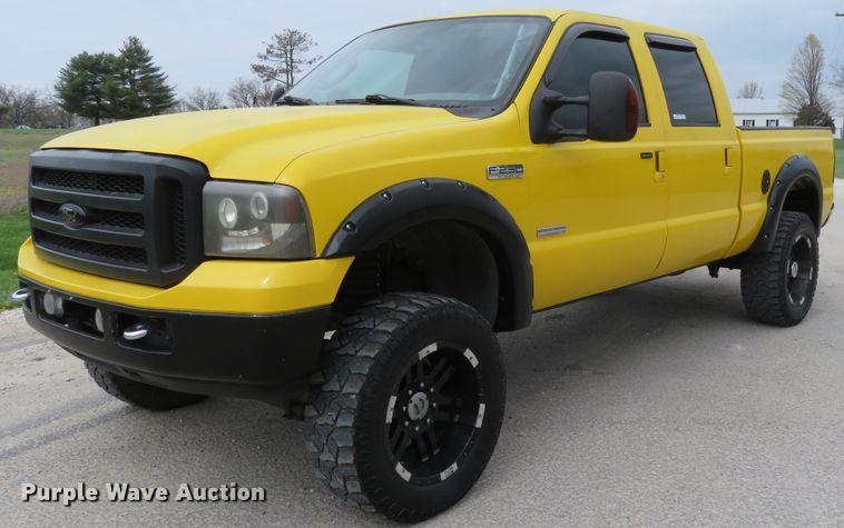 image for item HV9739 2005 Ford F250 Super Duty XLT  Crew Cab pickup truck