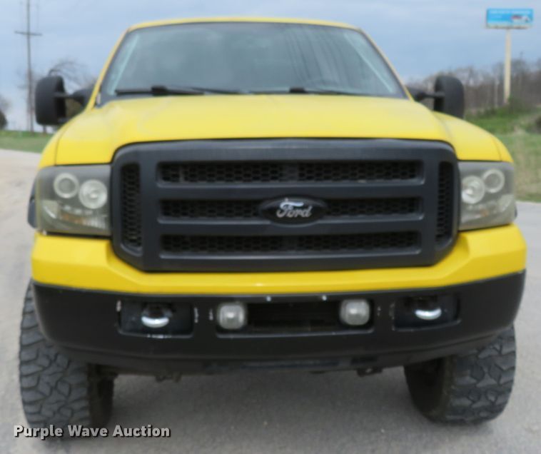 image for item HV9739 2005 Ford F250 Super Duty XLT  Crew Cab pickup truck