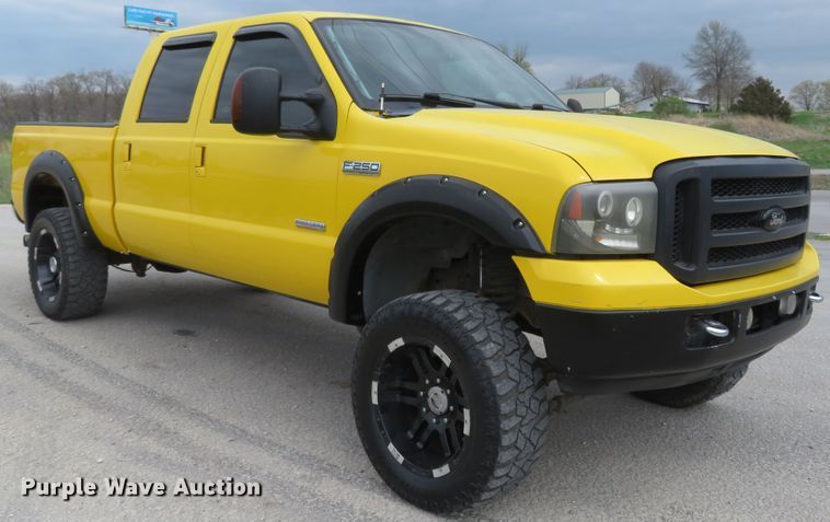 image for item HV9739 2005 Ford F250 Super Duty XLT  Crew Cab pickup truck