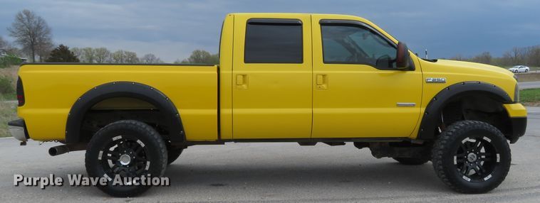 image for item HV9739 2005 Ford F250 Super Duty XLT  Crew Cab pickup truck