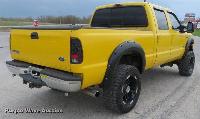 image for item HV9739 2005 Ford F250 Super Duty XLT  Crew Cab pickup truck