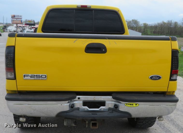 image for item HV9739 2005 Ford F250 Super Duty XLT  Crew Cab pickup truck