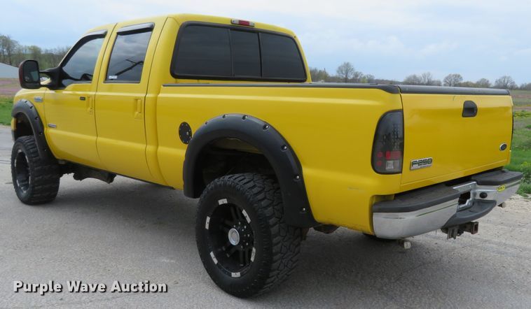 image for item HV9739 2005 Ford F250 Super Duty XLT  Crew Cab pickup truck