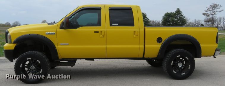 image for item HV9739 2005 Ford F250 Super Duty XLT  Crew Cab pickup truck