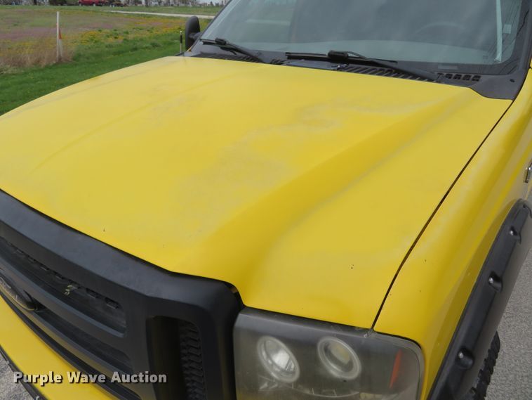 image for item HV9739 2005 Ford F250 Super Duty XLT  Crew Cab pickup truck