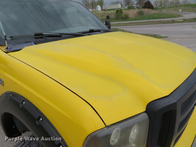 image for item HV9739 2005 Ford F250 Super Duty XLT  Crew Cab pickup truck