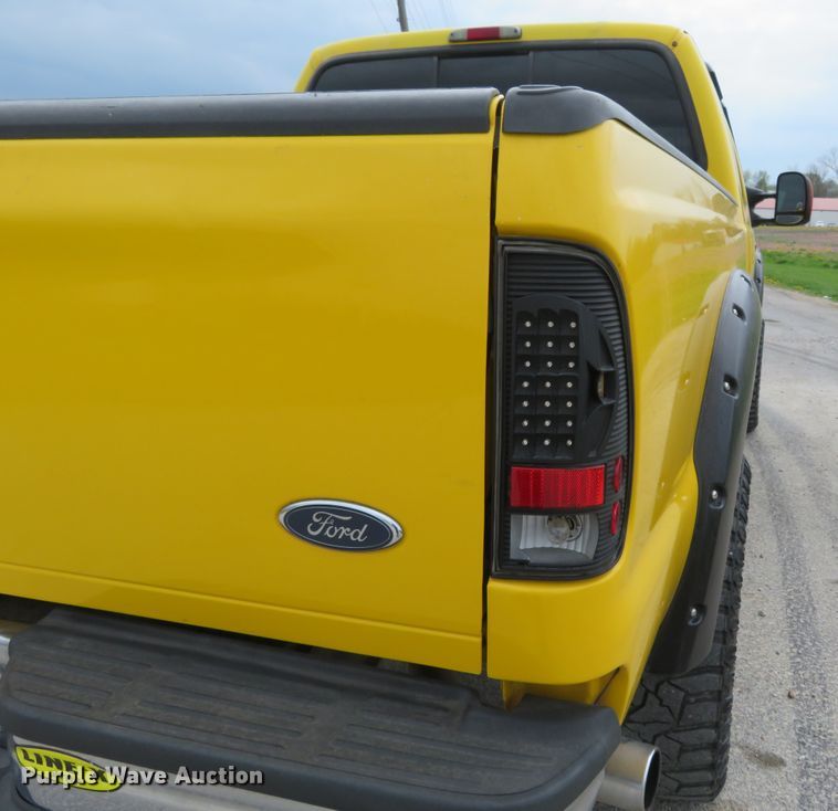 image for item HV9739 2005 Ford F250 Super Duty XLT  Crew Cab pickup truck