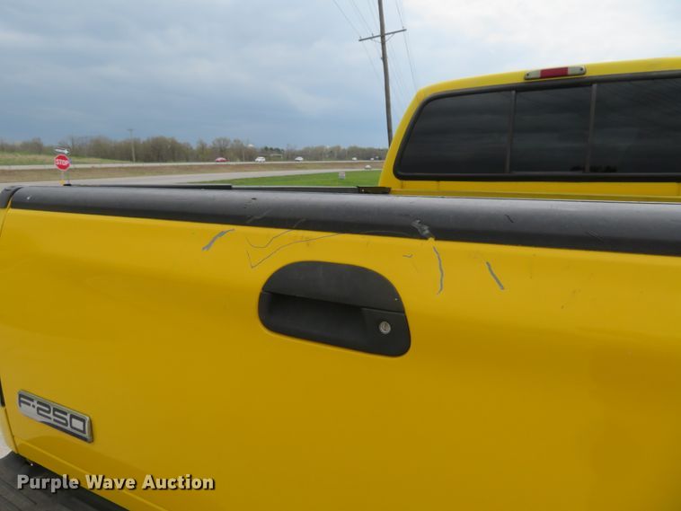 image for item HV9739 2005 Ford F250 Super Duty XLT  Crew Cab pickup truck