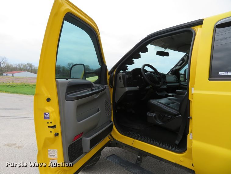 image for item HV9739 2005 Ford F250 Super Duty XLT  Crew Cab pickup truck