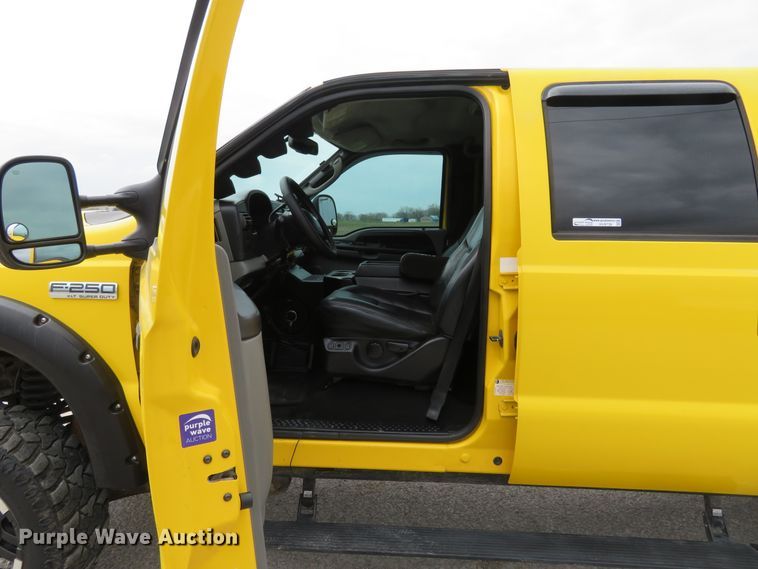 image for item HV9739 2005 Ford F250 Super Duty XLT  Crew Cab pickup truck