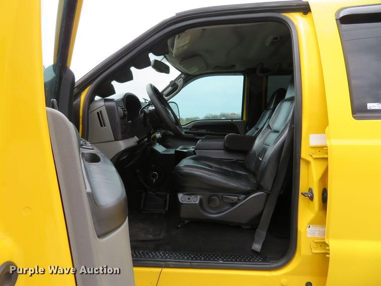 image for item HV9739 2005 Ford F250 Super Duty XLT  Crew Cab pickup truck