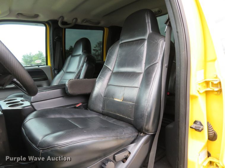 image for item HV9739 2005 Ford F250 Super Duty XLT  Crew Cab pickup truck