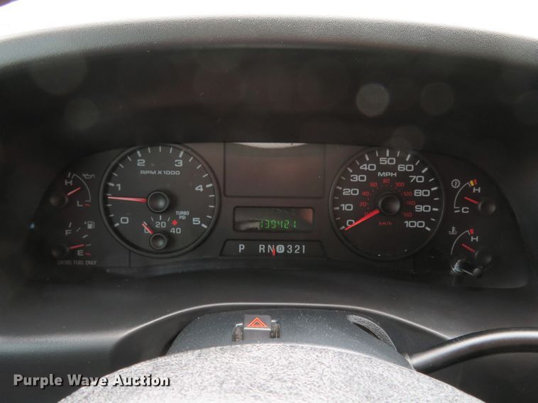 image for item HV9739 2005 Ford F250 Super Duty XLT  Crew Cab pickup truck