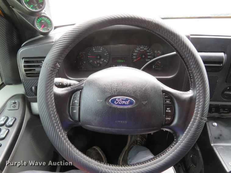 image for item HV9739 2005 Ford F250 Super Duty XLT  Crew Cab pickup truck