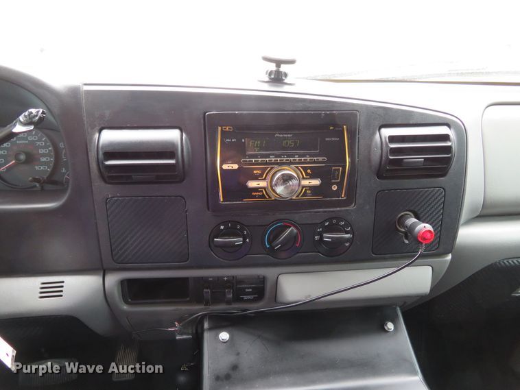 image for item HV9739 2005 Ford F250 Super Duty XLT  Crew Cab pickup truck