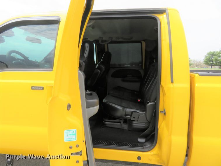 image for item HV9739 2005 Ford F250 Super Duty XLT  Crew Cab pickup truck