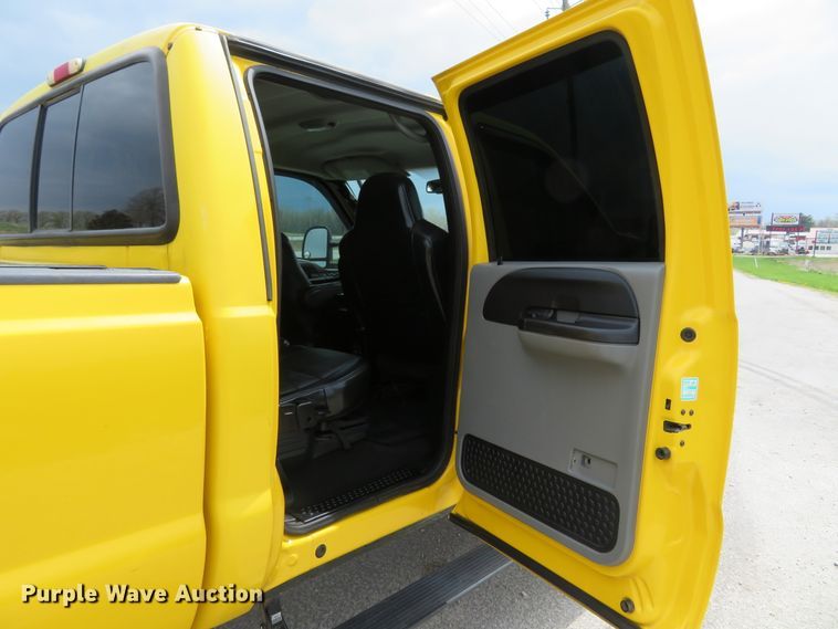 image for item HV9739 2005 Ford F250 Super Duty XLT  Crew Cab pickup truck